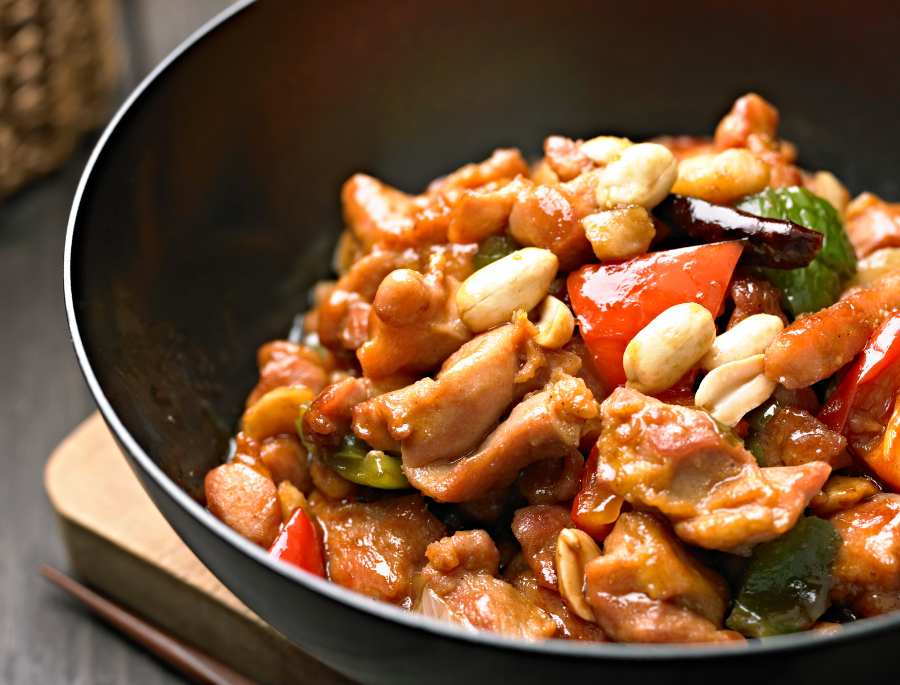 Gà Kung Pao có phần thịt gà mềm, thấm vị