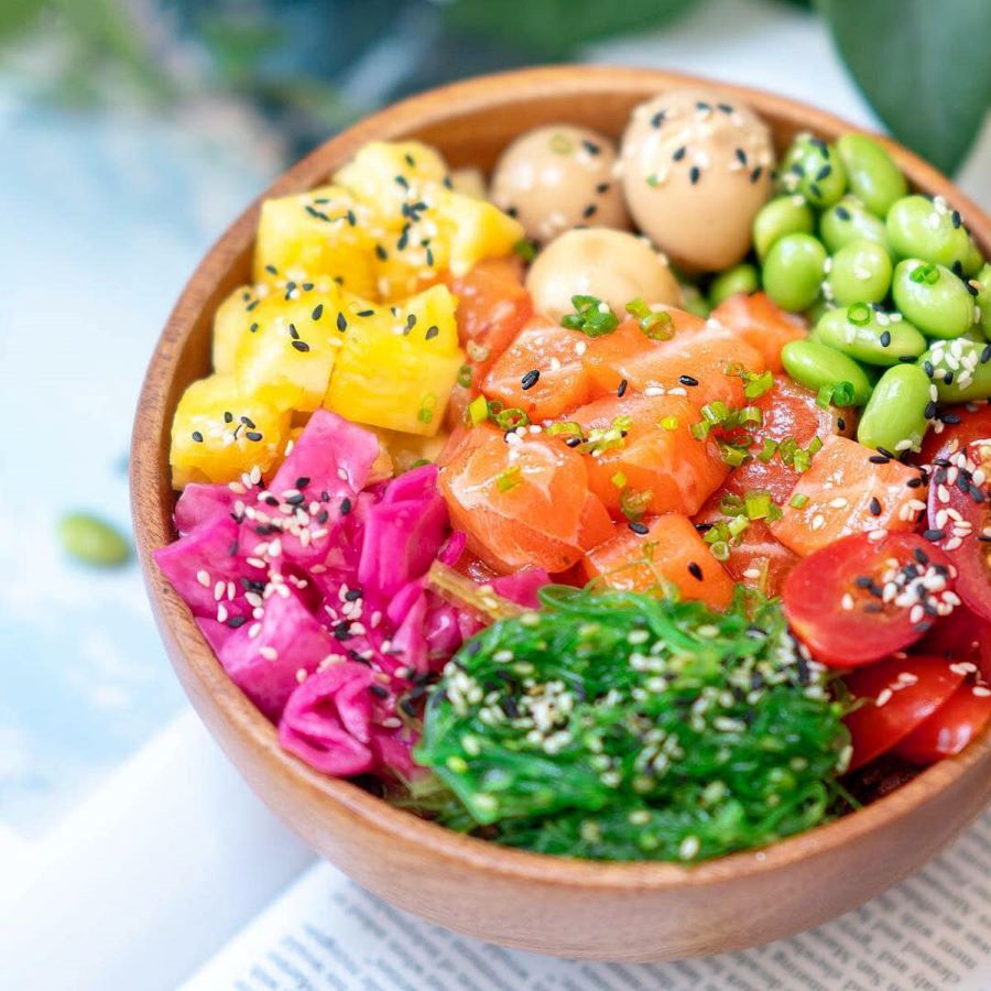 Nhắc đến ẩm thực Hawaii, không thể bỏ qua món poke - salad cá sống đầy màu sắc và hương vị