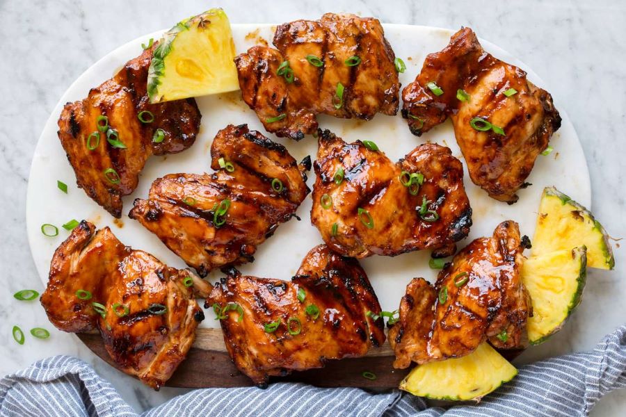 Gà Huli Huli là món gà nướng được tẩm ướp với hỗn hợp gia vị đặc biệt tại Hawaii