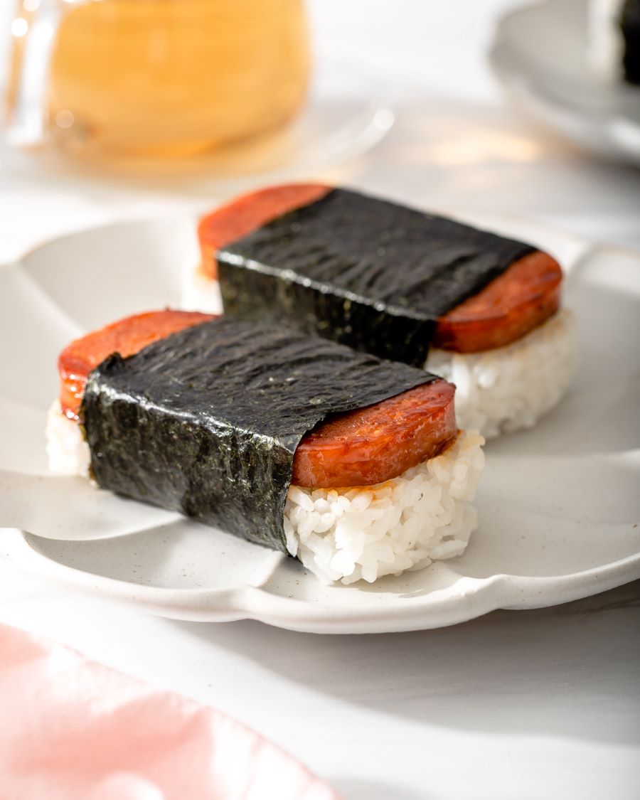 Spam Musubi có hương vị độc đáo, kết hợp giữa vị mặn của thịt Spam, vị dẻo thơm của cơm và vị giòn của rong biển