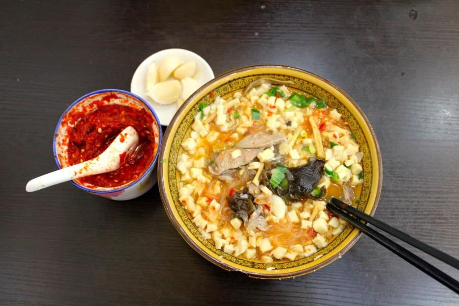 Món ăn này chinh phục thực khách ngay từ lần đầu tiên bởi sự kết hợp hài hòa giữa hương vị đậm đà của thịt cừu và vị bùi béo của bánh mì