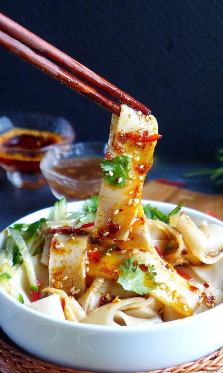 Mì lạnh Liangpi với những sợi mì dai dai hòa quyện cùng nước sốt đậm đà với nhiều hương vị, mang đến một trải nghiệm ẩm thực khó quên