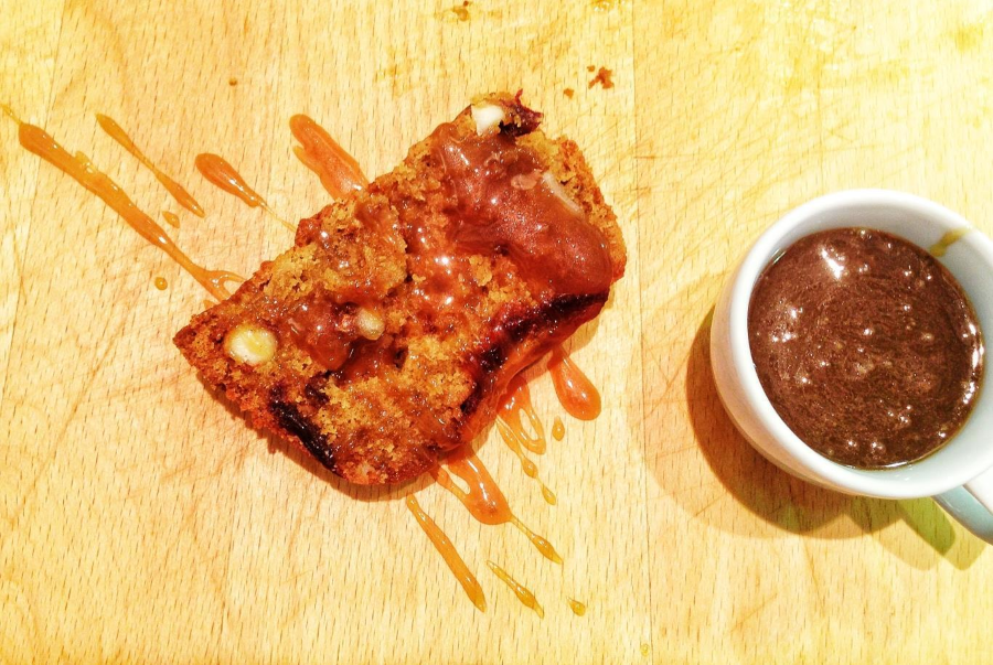 Bánh gạo nếp chà là là sự hòa quyện tinh tế giữa vị ngọt thanh, vị bùi béo và dẻo dẻo dai dai