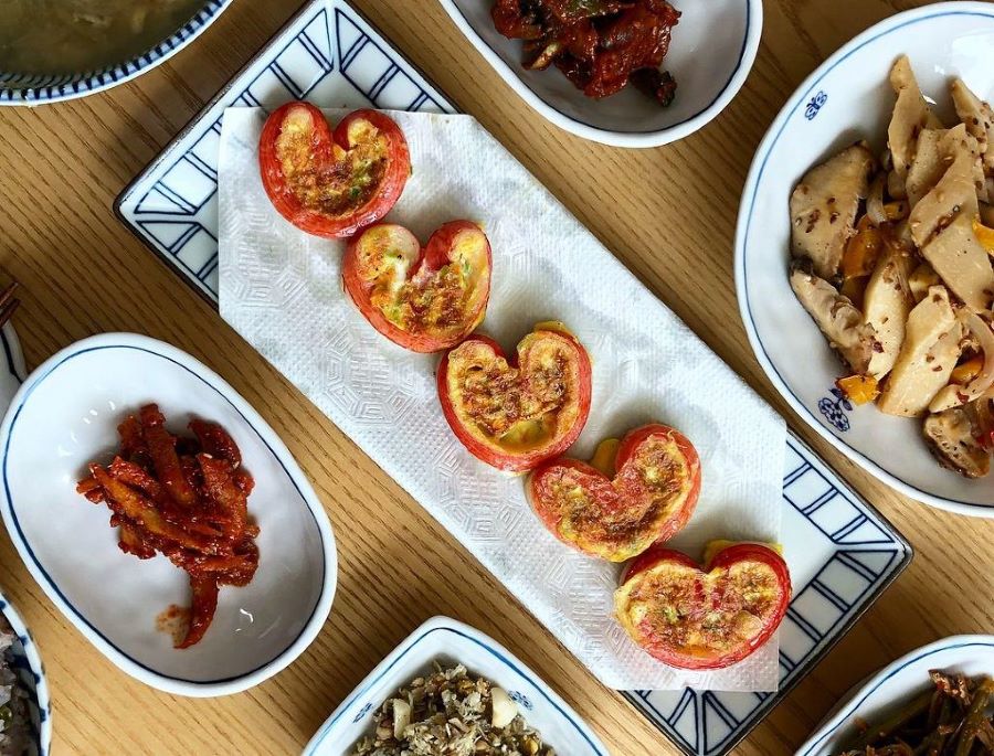 Đây là một loại bánh kếp và thường được phục vụ trong những ngày đầu năm mới