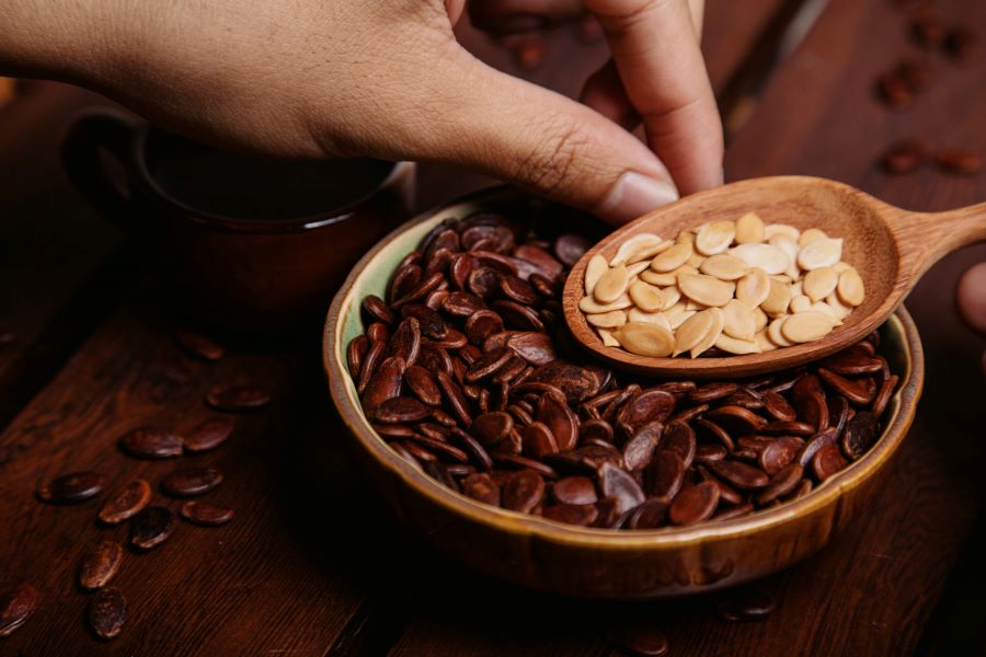 Tiếng tách hạt dưa tí tách khiến cho không khí Tết trở nên rộn ràng hơn