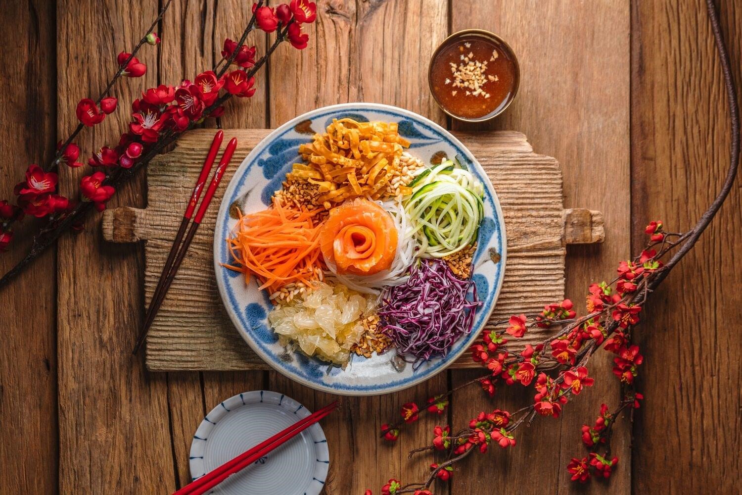 Lo Hei Yu Sheng thường được dùng như một món khai vị trong ngày đầu năm mới
