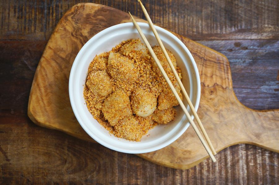 Bánh Muah Chee về cơ bản được xem như là phiên bản của bánh mochi Nhật Bản