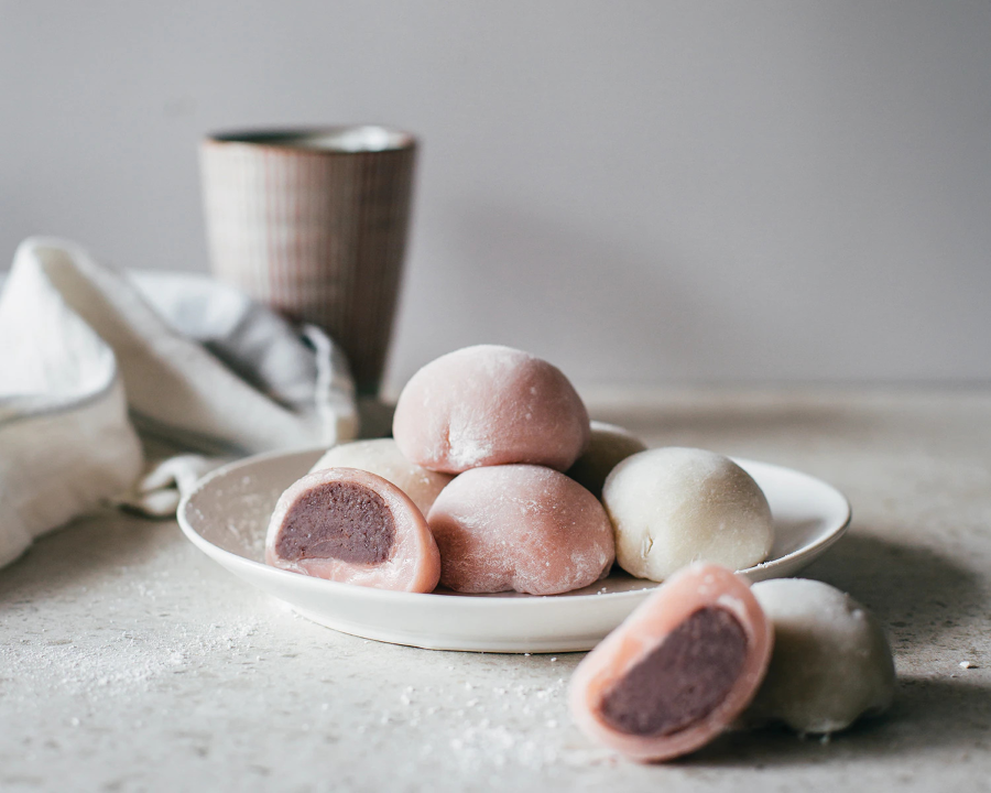 Chapssaltteok là một loại bánh gạo nếp dẻo, thường được làm với hình tròn hoặc hình bầu dục