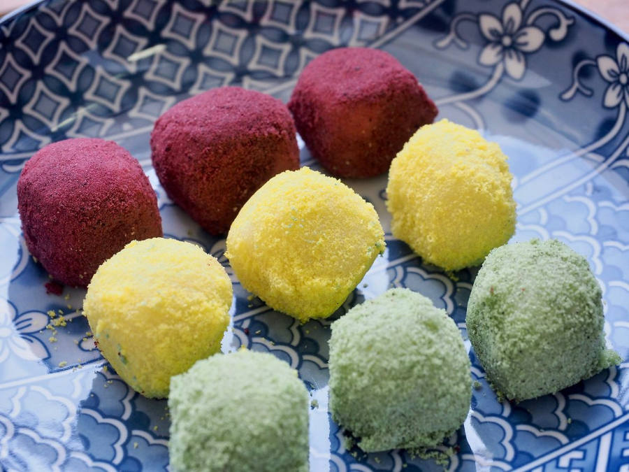 Gyeongdan được làm từ bột gạo nếp nhào với nước nóng, tạo thành những viên tròn nhỏ xinh