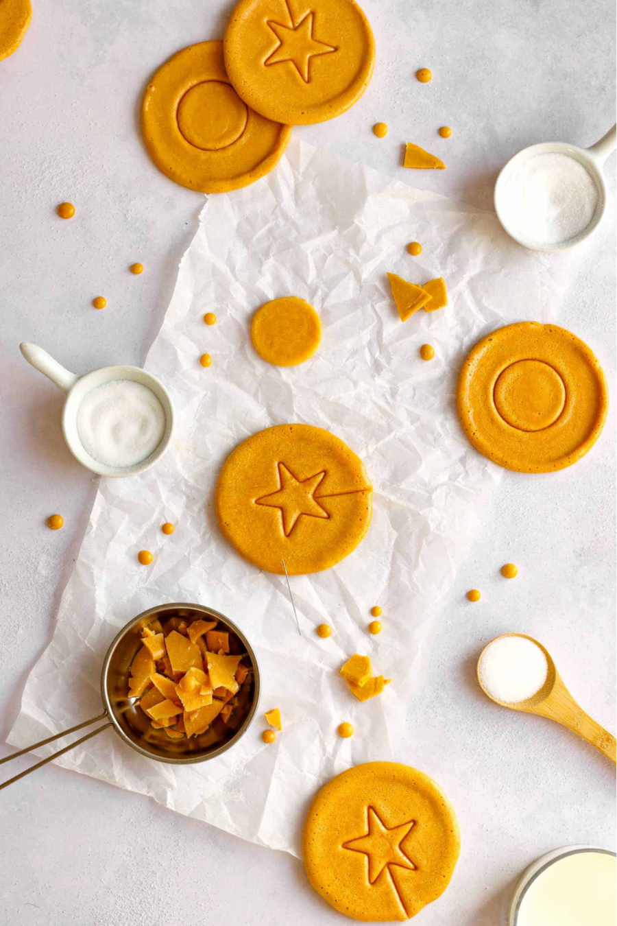 Màu sắc của Dalgona thường là màu vàng nâu đặc trưng của đường caramen, tạo cảm giác ấm áp và quen thuộc