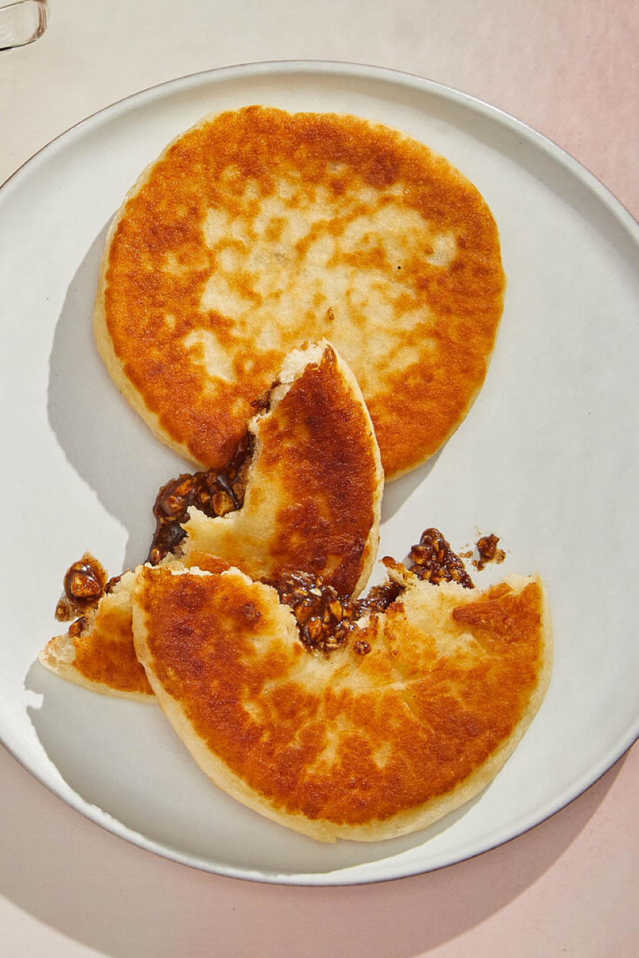 Vị ngọt của đường, vị bùi của hạt cùng với hương thơm đặc trưng của quế tạo nên một hương vị khó quên