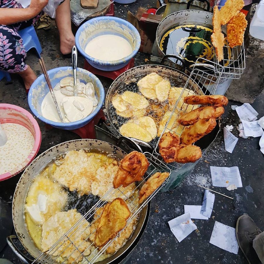 Những chiếc bánh vàng tươi, xèo xèo trong chảo dầu lớn