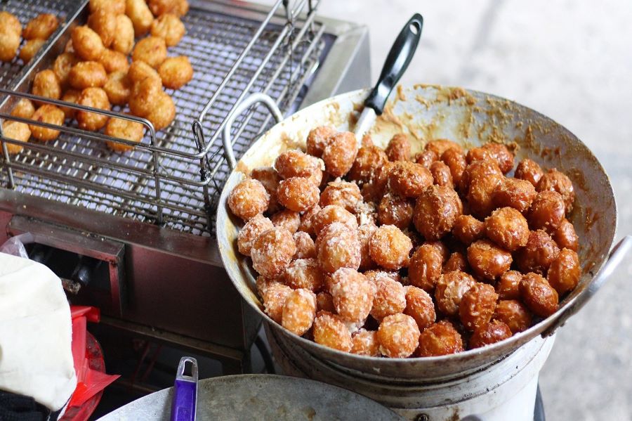 Bánh rán là thức quà vặt giản dị mà vô cùng gần gũi quen thuộc