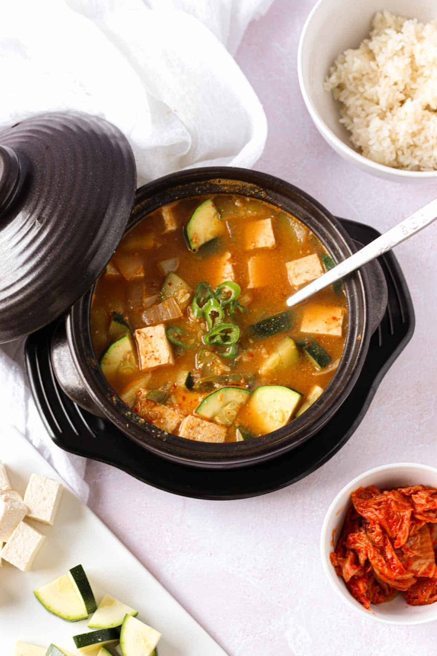 Doenjang Jjigae gây ấn tượng với thực khách bởi màu nâu đậm, hương thơm đặc biệt và vị mặn đậm đà