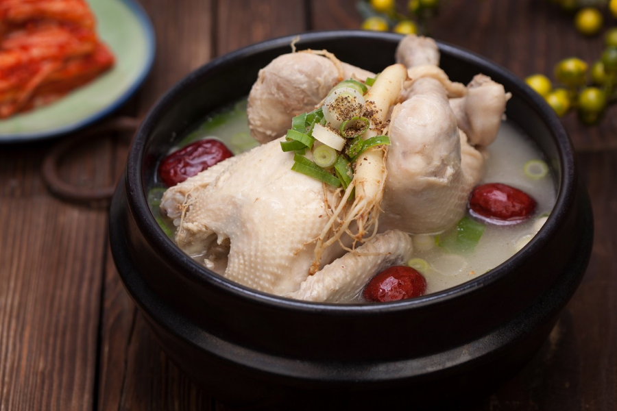 Samgyetang thường được người Hàn Quốc thưởng thức vào những ngày hè nóng bức để thanh nhiệt, giải độc