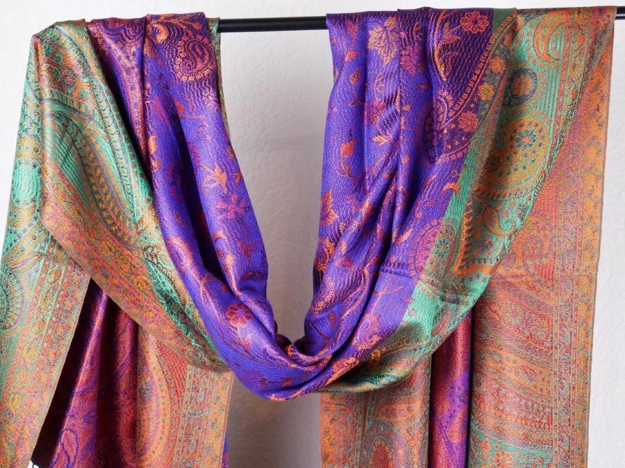 Khăn Kashmir được tuyển chọn từ những bộ lông có chất lượng cao, tinh tế về hoa văn lẫn màu sắc