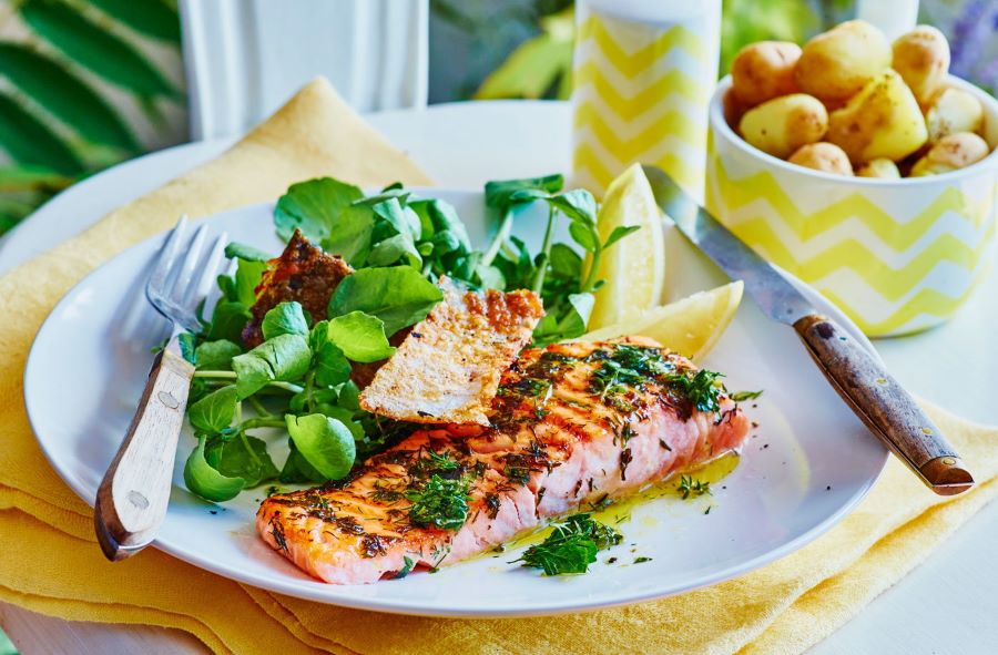Cá hồi nướng nóng hổi thơm lừng, giòn giòn bên ngoài, bên trong thơm béo hứa hẹn sẽ chinh phục mọi thực khách 