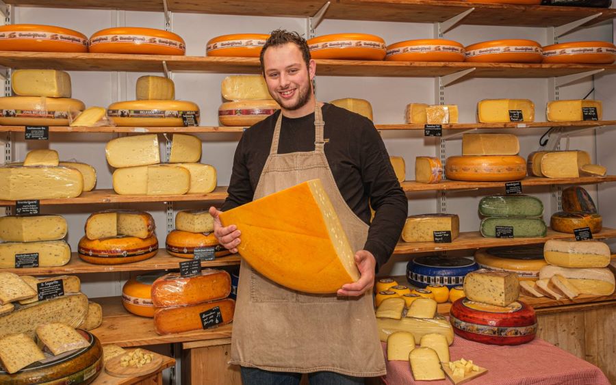 Đừng quên dành chút thời gian dạo quanh các cửa hàng phô mai ở Hà Lan bạn nhé