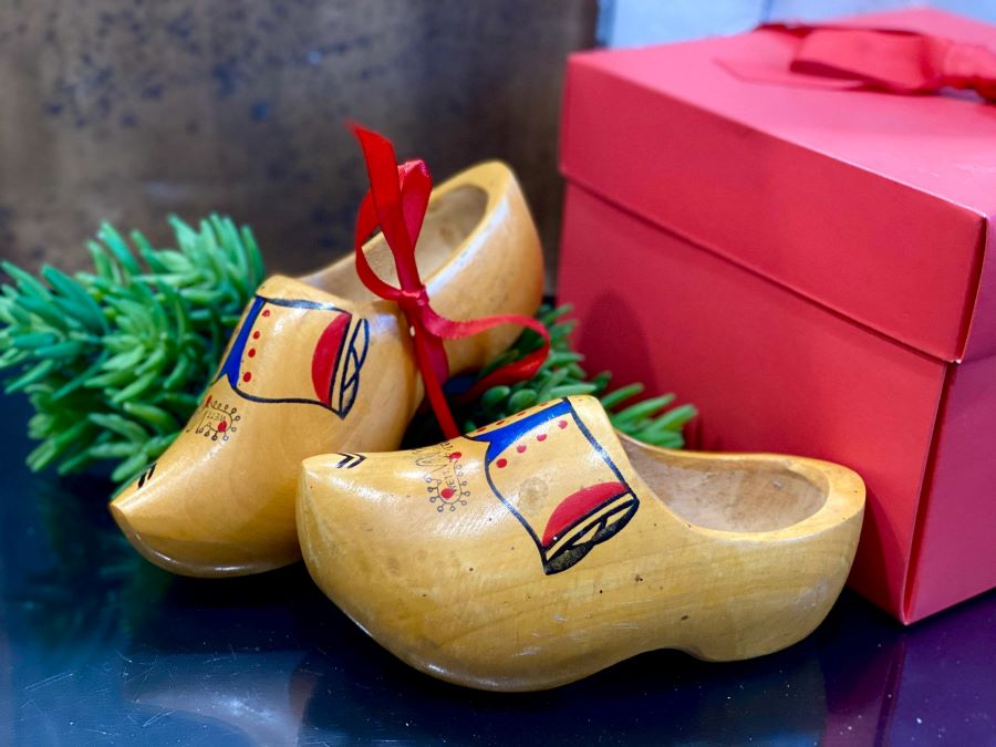 Dù ngày nay ít còn sử dụng thế nhưng những chiếc guốc gỗ Klompen vẫn là món quà lưu niệm độc đáo và ý nghĩa 