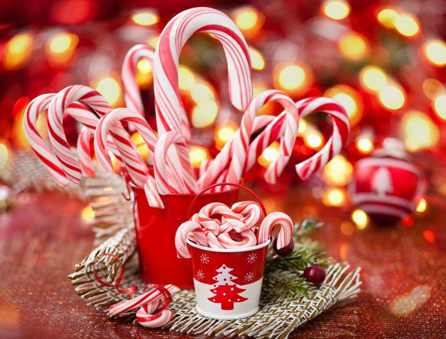 Kẹo được làm thủ công bằng cách kéo và xoắn sợi đường nóng chảy