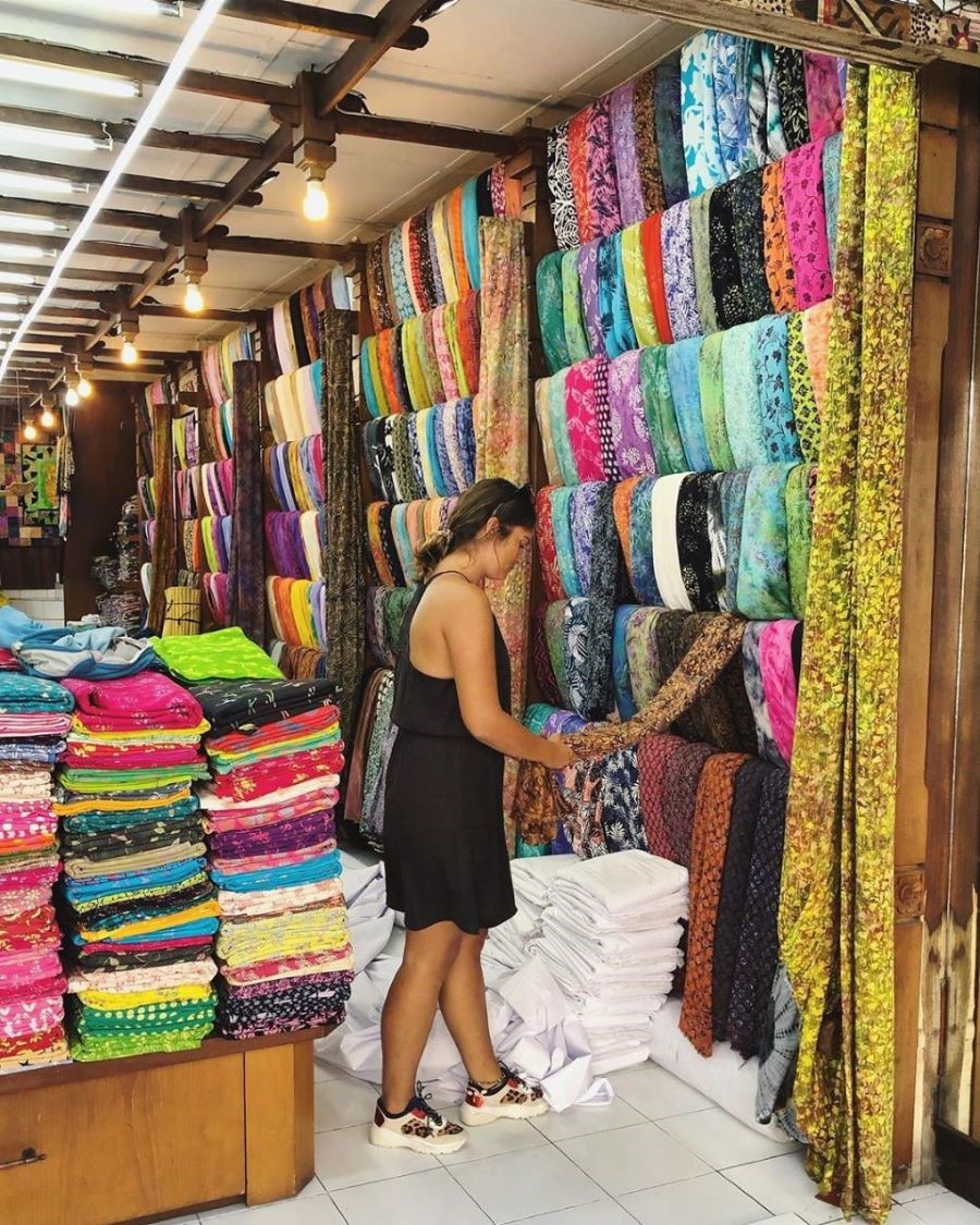 Nếu bạn chưa biết mua gì thì có thể chọn những chiếc sarong độc đáo này nhé!