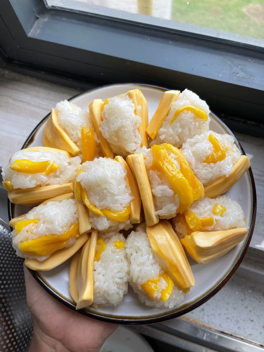 Mùi thơm nức mũi của miếng xôi mít Thái Lan mang đến những trải nghiệm ẩm thực tuyệt vời 