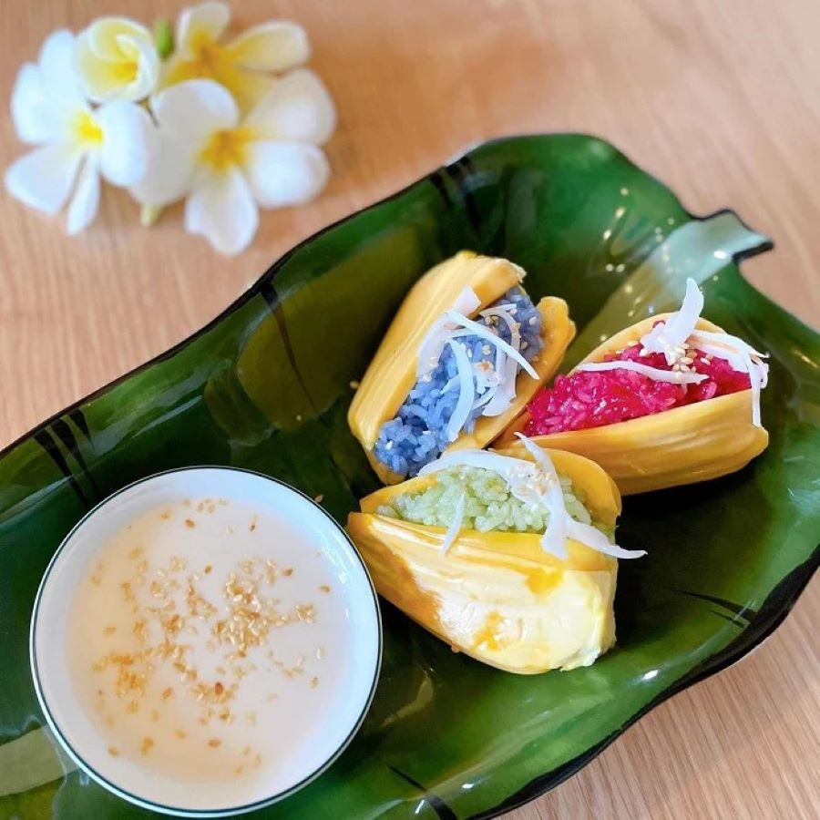 Xôi sau khi hấp được nhồi vào trong những miếng mít thơm lừng, ngọt lịm, vàng ươm 