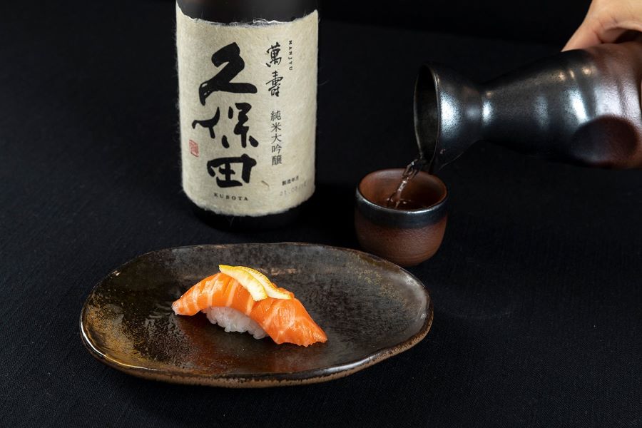 Rượu Sake thường được người Nhật thưởng thức cùng với các món ăn Nhật Bản