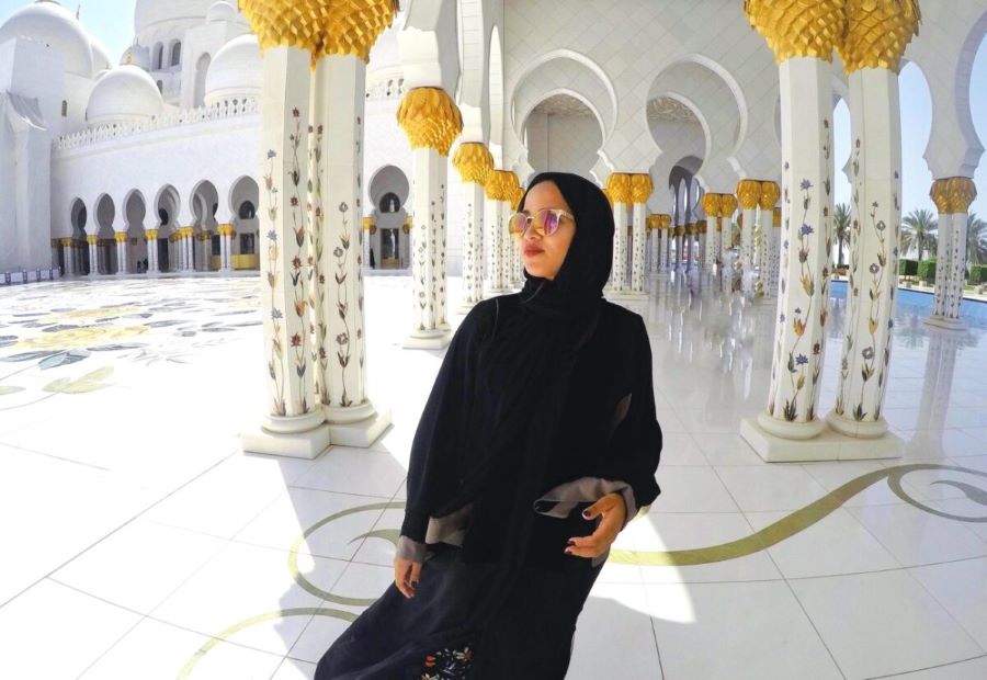 Phụ nữ tại Dubai thường mặc abaya - đây là một loại trang phục màu đen