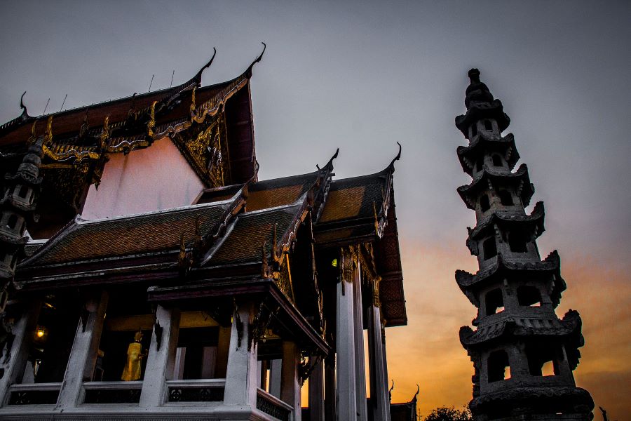 Chùa Wat Suthat một trong những ngôi chùa nổi tiếng tại Xứ sở chùa vàng