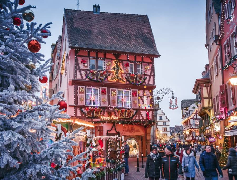 Chợ Giáng sinh Colmar sở hữu những ngôi nhà gỗ cổ kính kết hợp cùng những ánh đèn lung linh