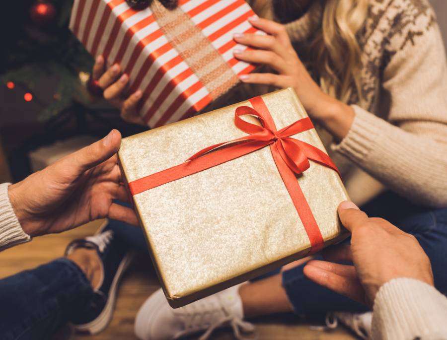 Hoạt động trao đổi quà tặng dịp giáng sinh mang đến niềm vui và sự ấm áp cho mọi người