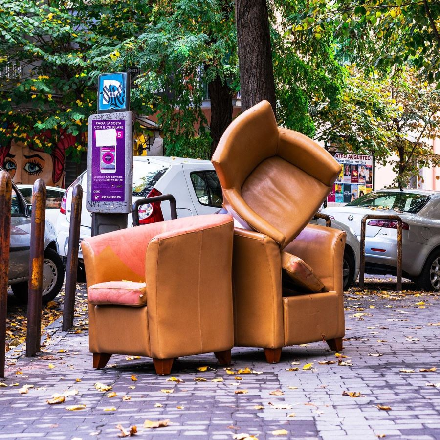 Người Ý có tục lệ vứt hết đồ đạc cũ ra đường vào đêm giao thừa