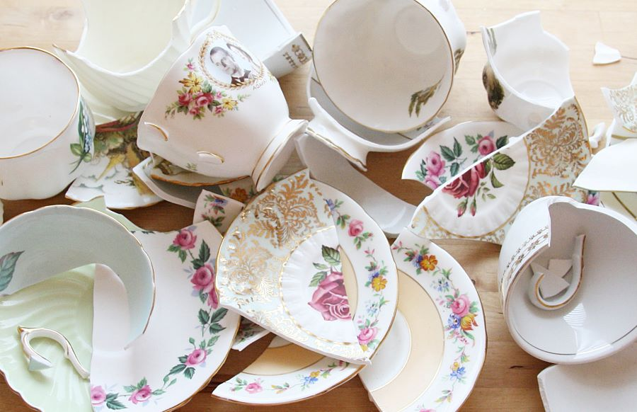 Bát đĩa vỡ trước cửa nhà vào năm mới là một điềm báo may mắn tại Đan Mạch