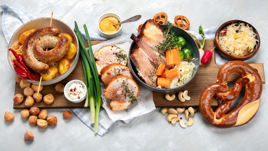 Bàn tiệc mừng năm mới với những món ăn truyền thống tiêu biểu của người Đức