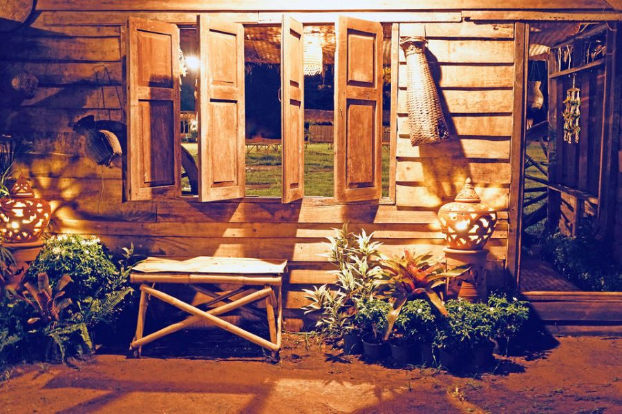 Người dân nước Anh tiễn những xui xẻo của năm cũ bằng cửa sau