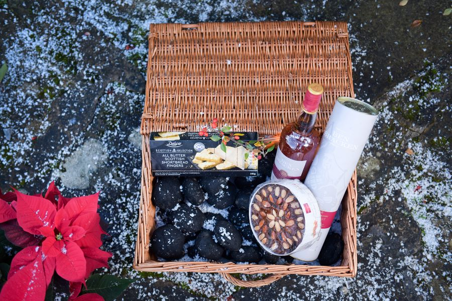 Người xông đất mang theo món quà nhỏ có ý nghĩa tượng trưng (than, rượu, bánh,...)