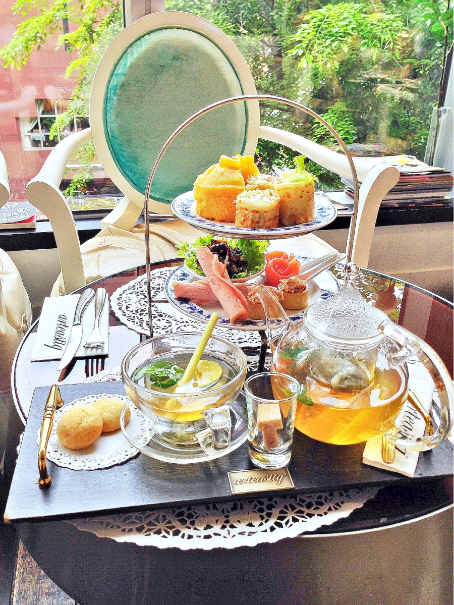 Không gian quán được thiết kế tinh tế, kết hợp hài hòa giữa nét hiện đại và sự ấm cúng, tạo nên một không gian yên bình