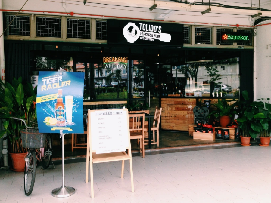 Dù không gian có phần nhỏ nhắn và số lượng chỗ ngồi ngoài trời hạn chế, Tolido's Espresso Nook vẫn luôn tấp nập khách ra vào, thu hút cả du khách và người dân địa phương