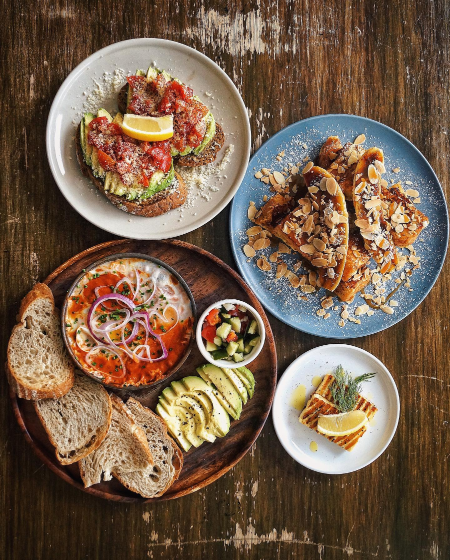 Tolido's Espresso Nook còn có menu đồ ăn nhẹ cũng vô cùng phong phú, từ những chiếc bánh ngọt mềm mịn, bánh mì nướng thơm lừng cho đến các loại salad tươi mát