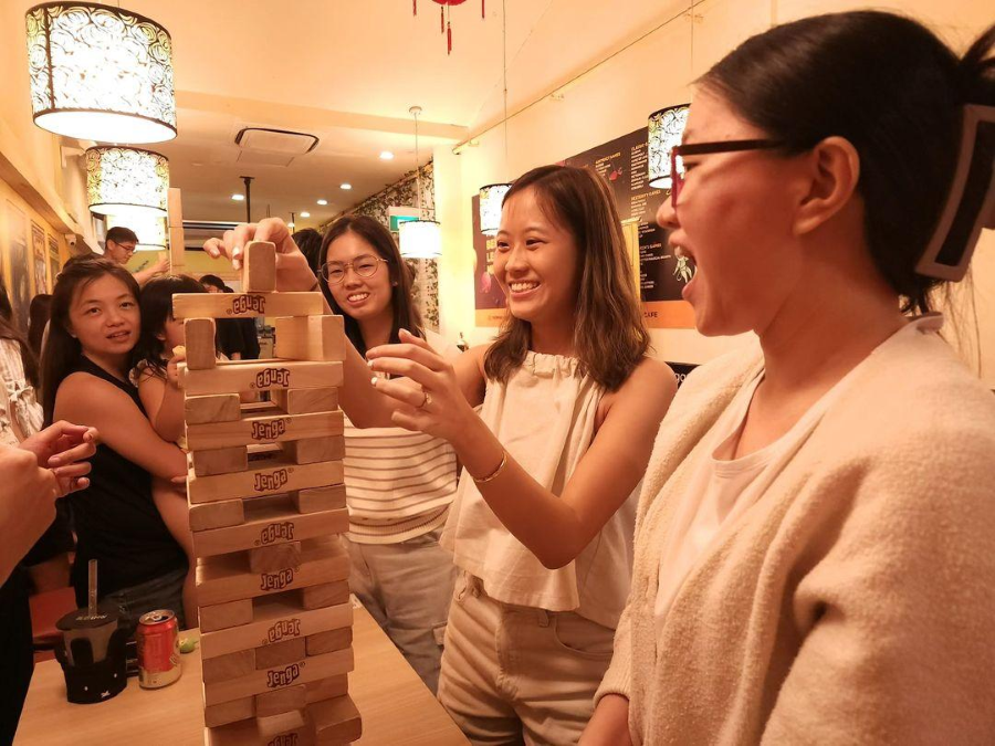 Không chỉ được thưởng thức những tách cà phê thơm ngon, những chiếc bánh ngọt hảo hạng mà còn có cơ hội khám phá một thế giới board game vô cùng phong phú