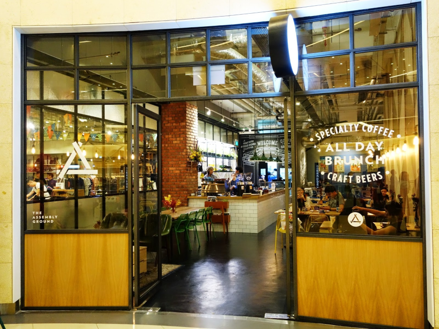 Bên cạnh cà phê, The Assembly Ground còn phục vụ những món ăn cổ điển được chế biến công phu, mang đến cho bạn trải nghiệm ẩm thực đầy đủ và trọn vẹn