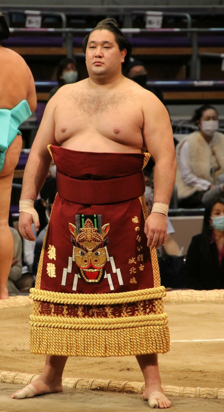 Mỗi võ sĩ Sumo sẽ mặc trang phục truyền thống và có kiểu tóc búi tương ứng với đẳng cấp của mình