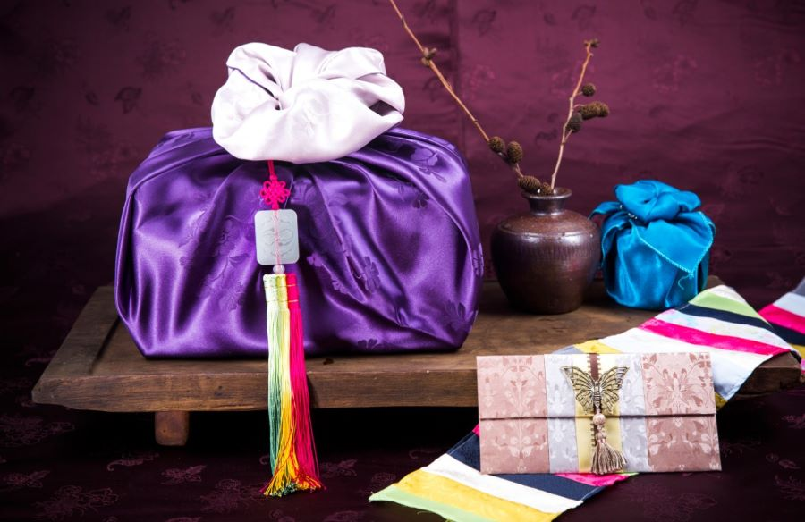 Người Hàn có thói quen tặng quà cho nhau trước ngày Tết Seollal