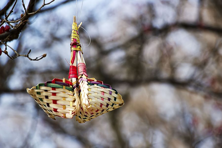 Người Hàn treo chiếc “xẻng lộc” Bokjori làm bằng rơm trước nhà để đón lộc năm mới