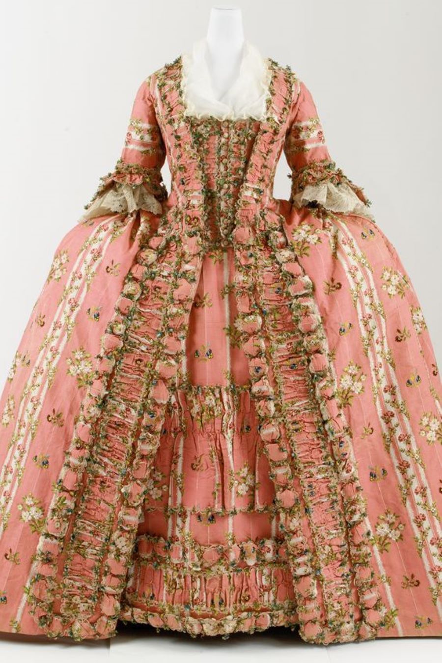 Những chiếc váy dài được trang trí tỉ mỉ với những bông hoa sặc sỡ sắc màu 