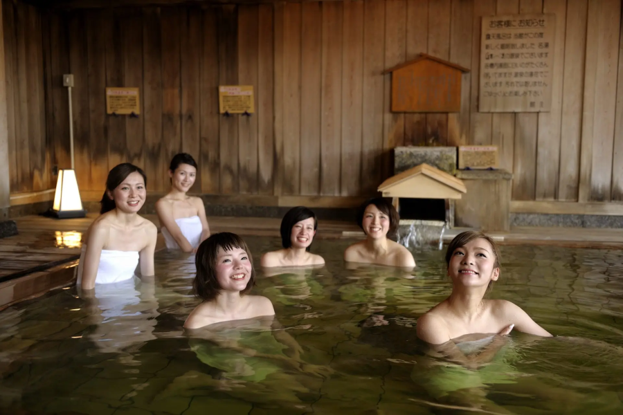 Đến Tsukioka Onsen, bạn sẽ được ngâm mình trong dòng nước suối nóng ấm áp và tận hưởng không gian yên bình