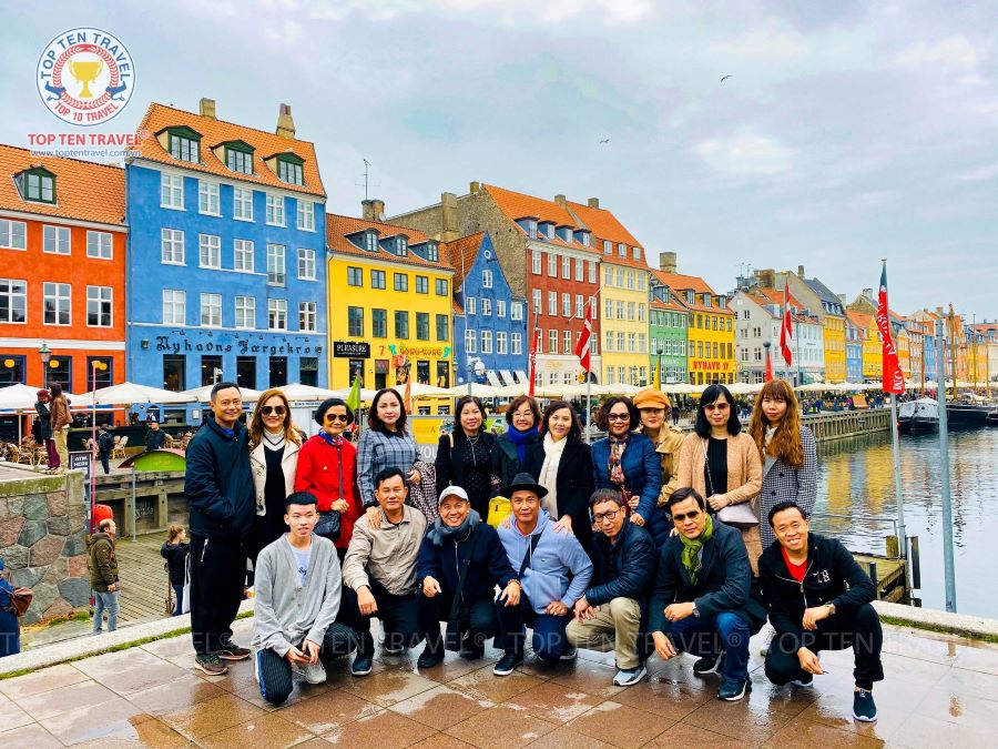 Đoàn khách Top Ten checkin tại Thụy Điển