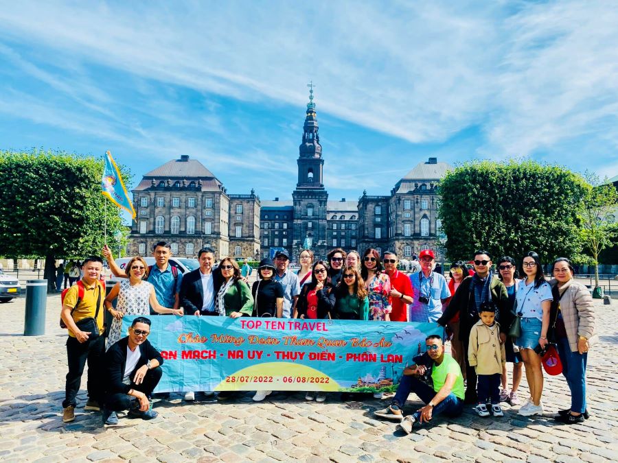 Đoàn khách Top Ten Travel tham quan và khám phá hành trình du lịch bắc Âu