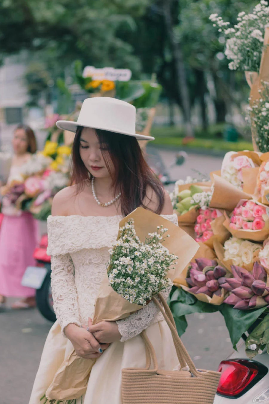 Bạn có thể chọn mua một bó hoa thật xinh, sau đó ôm nhẹ vào trong lòng và nở nụ cười thật nhẹ nhàng